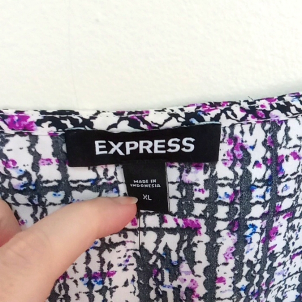 *Final Price* NWT Express Abstract Print Twist Front Tiered Ruffle Top - Picture 2 of 7